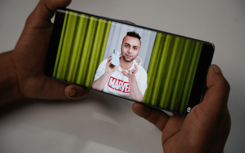 Vivo V27 Full Review-display